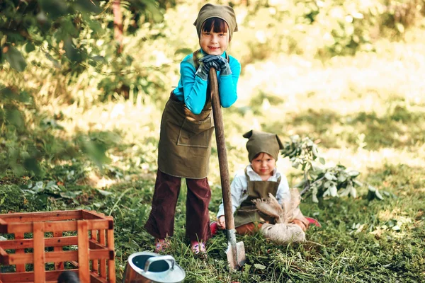 Kinder im Garten. — Stockfoto