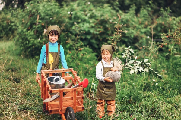 Kinderen in de tuin. — Stockfoto