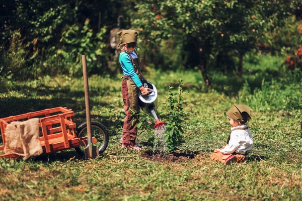 Kinderen in de tuin. — Stockfoto