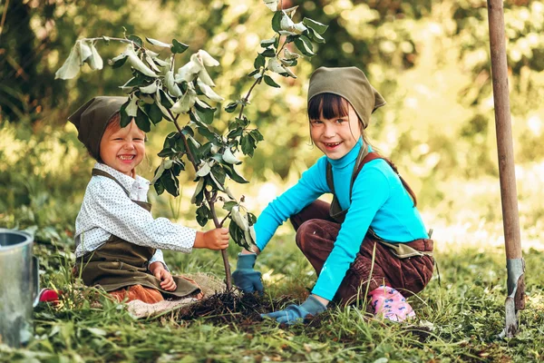 Діти в саду . — стокове фото