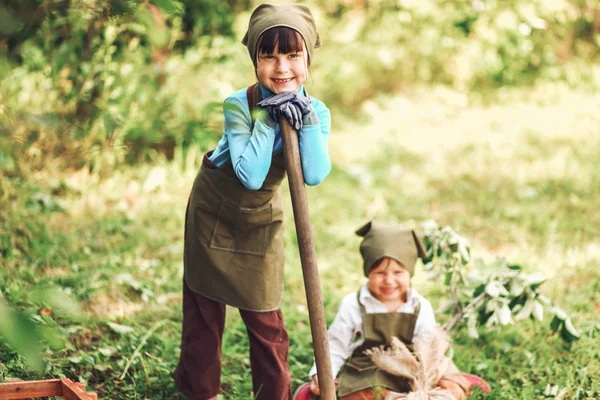 Kinder im Garten. — Stockfoto