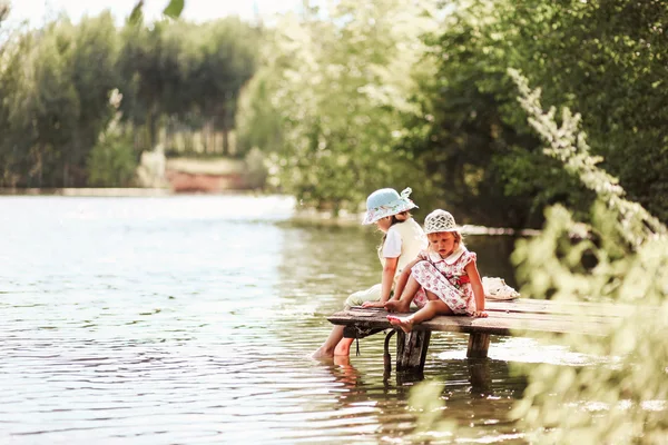 Kind gelukkig buitenshuis. — Stockfoto