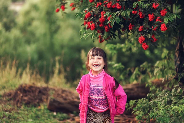 Çocuk mutlu açık havada. — Stok fotoğraf