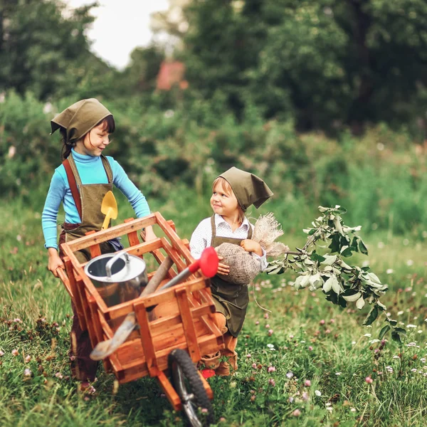 Crianças no jardim . — Fotografia de Stock