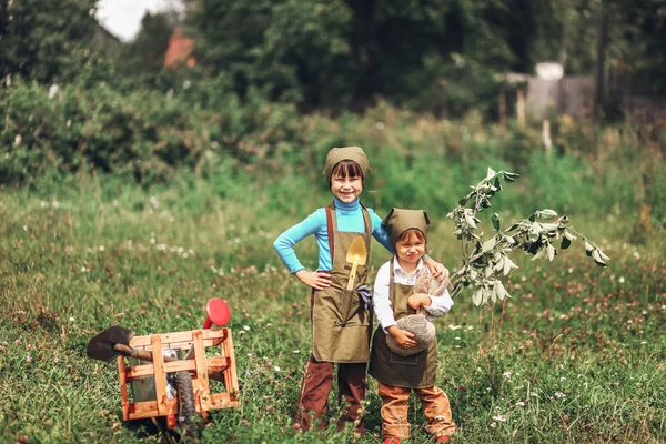 Niños en el jardín . — Foto de Stock