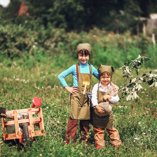 Děti v zahradě. — Stock fotografie