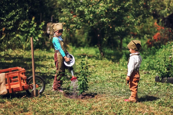 Děti v zahradě. — Stock fotografie