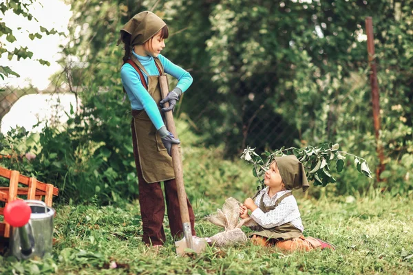 Děti v zahradě. — Stock fotografie