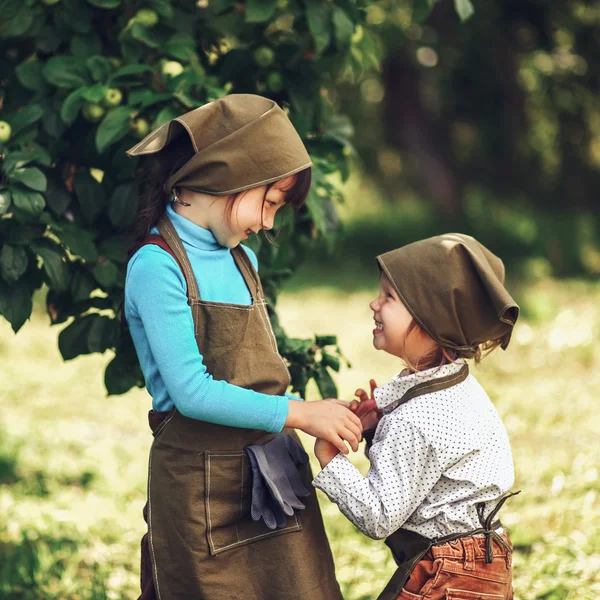 정원에서 아이 들. — 스톡 사진