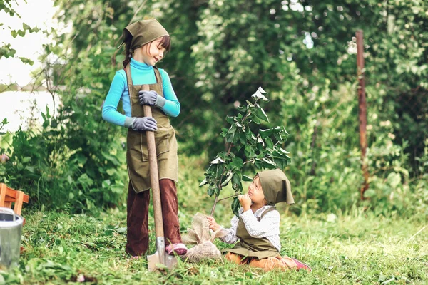 Children in garden. — Stock Photo, Image