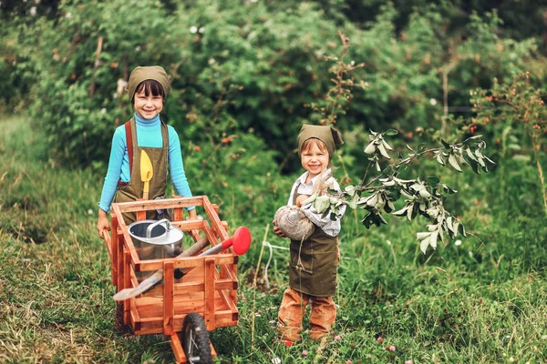 정원에서 아이 들. — 스톡 사진