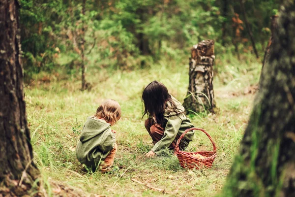 Kinder freuen sich im Freien. — Stockfoto