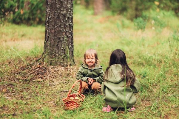 Діти щасливі на відкритому повітрі . — стокове фото