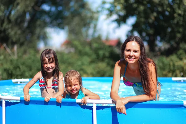 Los niños nadan en piscina . —  Fotos de Stock