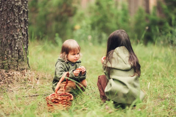 Kinderen gelukkig buitenshuis. — Stockfoto