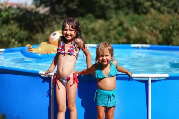 Los niños nadan en piscina . — Foto de Stock