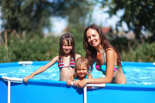 Дети в бассейне . — стоковое фото