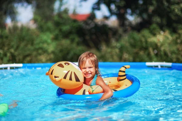 Los niños nadan en piscina . — Foto de Stock