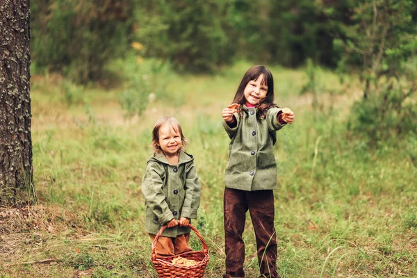 Kinder freuen sich im Freien. — Stockfoto