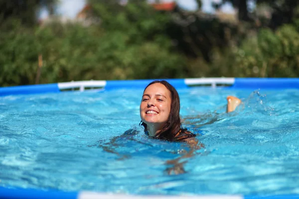 Los niños nadan en piscina . —  Fotos de Stock