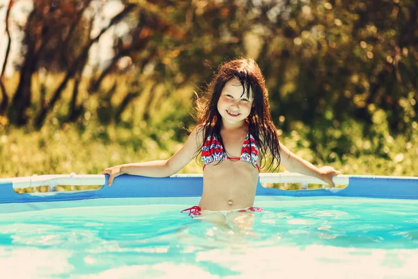 Los niños nadan en piscina . — Foto de Stock