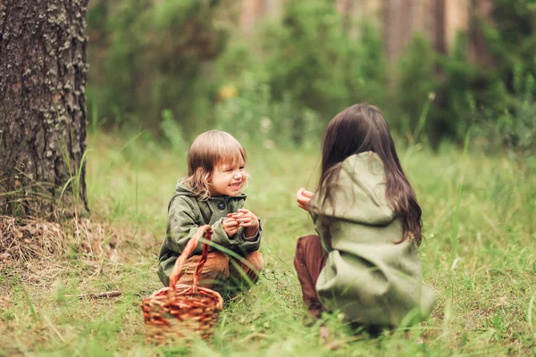 Niños felices al aire libre . —  Fotos de Stock
