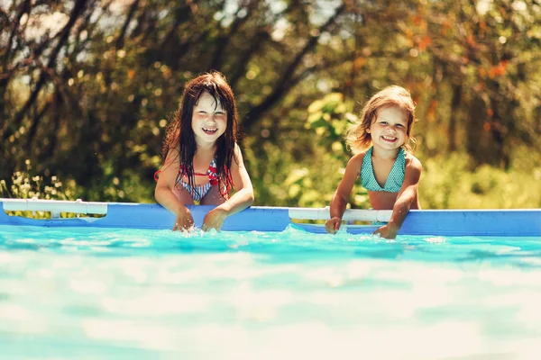 Los niños nadan en piscina . —  Fotos de Stock