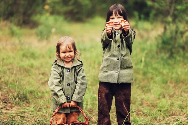 Kinder freuen sich im Freien. — Stockfoto