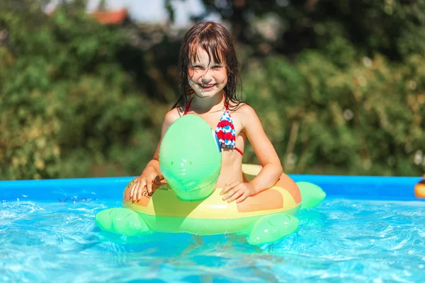 Children swim in pool. — Stock Photo, Image