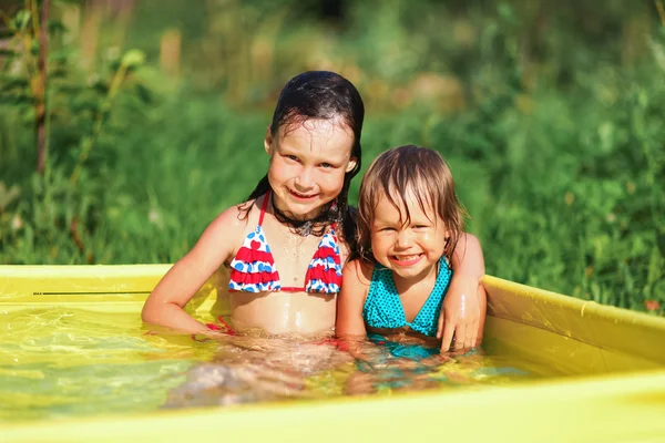 Los niños nadan en piscina . — Foto de Stock