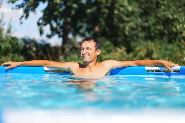 Los niños nadan en piscina . —  Fotos de Stock