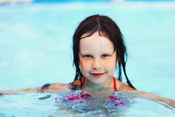 Los niños nadan en piscina . — Foto de Stock