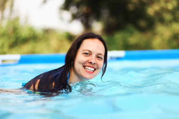 Children swim in pool. — Stock Photo, Image