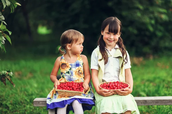 Crianças felizes no jardim . — Fotografia de Stock