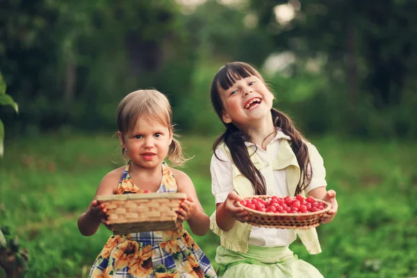 Дети счастливы в саду . — стоковое фото