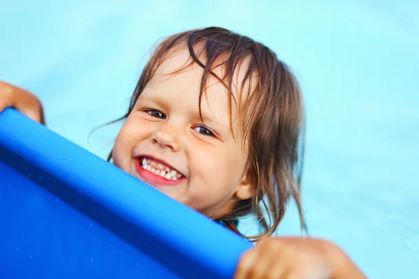 Los niños nadan en piscina . —  Fotos de Stock