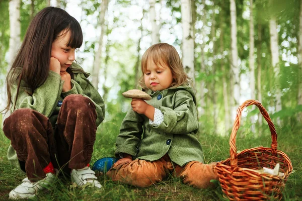 Kinder im Wald. — Stockfoto