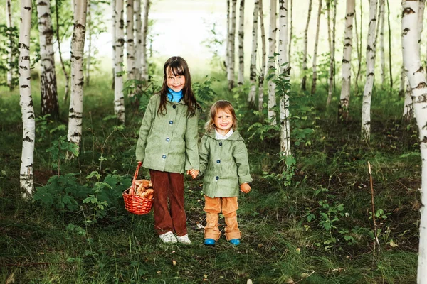 Niños en el bosque . — Foto de Stock