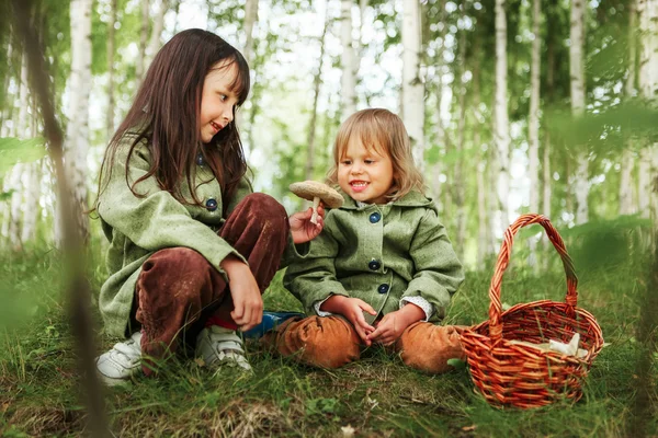 Crianças na floresta . — Fotografia de Stock