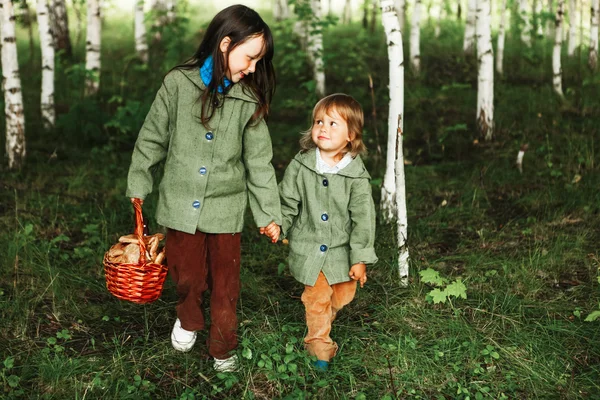 Niños en el bosque . — Foto de Stock