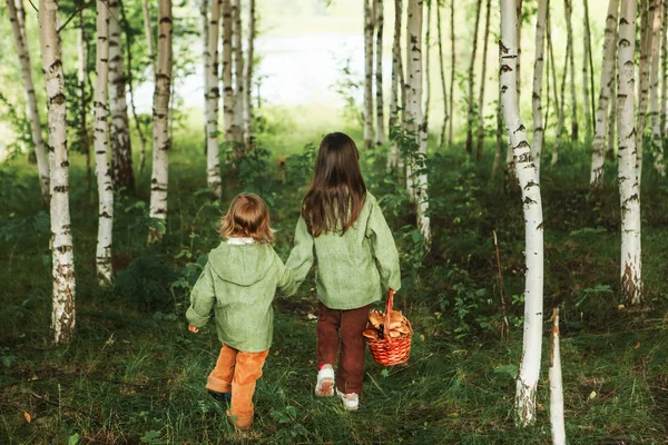 Crianças na floresta . — Fotografia de Stock