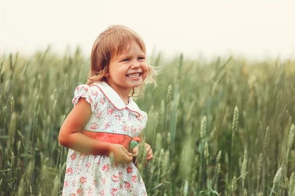 Kinderen gelukkig buitenshuis. — Stockfoto