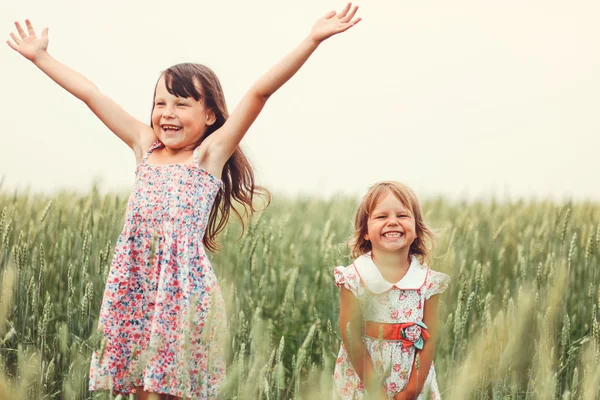 Niños felices al aire libre . —  Fotos de Stock