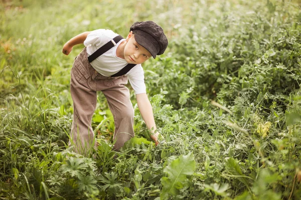 Kinder freuen sich im Freien. — Stockfoto