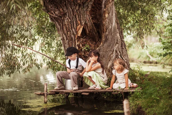 Kinderen gelukkig buitenshuis. — Stockfoto