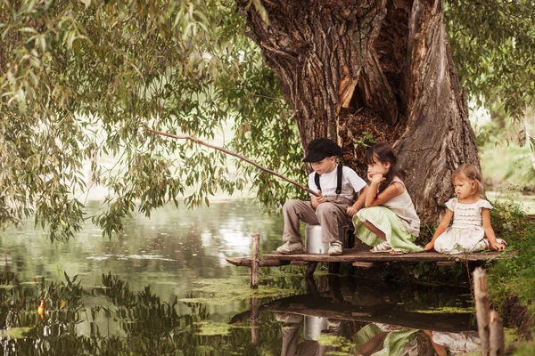 Enfants heureux en plein air . — Photo