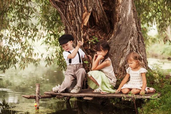 Kinderen gelukkig buitenshuis. — Stockfoto