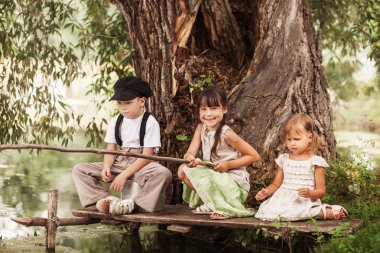 çocuklar mutlu açık havada.