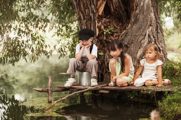 Niños felices al aire libre . — Foto de Stock