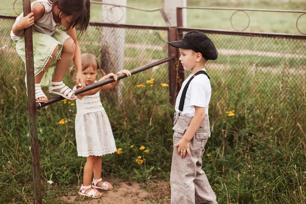 Niños felices al aire libre . —  Fotos de Stock